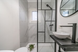 Sèche-cheveux, serviettes fournies