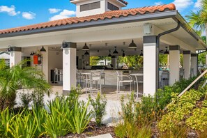 Outdoor dining - Vista Cay Standard 3 bedroom condo (Orlando)