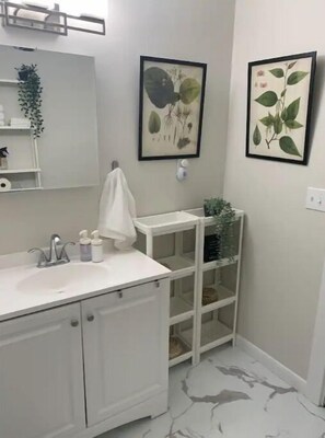 Hair dryer, towels, soap, shampoo - Boston 2bd King Bed near Harvard, MIT, subway near Boston. On-site free Parking (Somerville)
