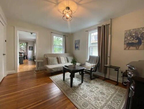 Boston 2bd King Bed near Harvard, MIT, subway near Boston. On-site free Parking