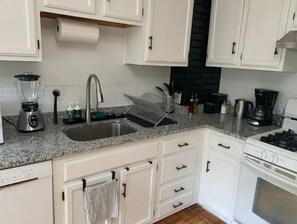 Fridge, microwave, oven, stovetop - Boston 2bd King Bed near Harvard, MIT, subway near Boston. On-site free Parking (Somerville)