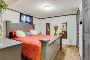 3 bedrooms, iron/ironing board, Internet, bed sheets - Cozy Missouri Retreat w/ Deck & Grill, Near Hiking (Lee's Summit)