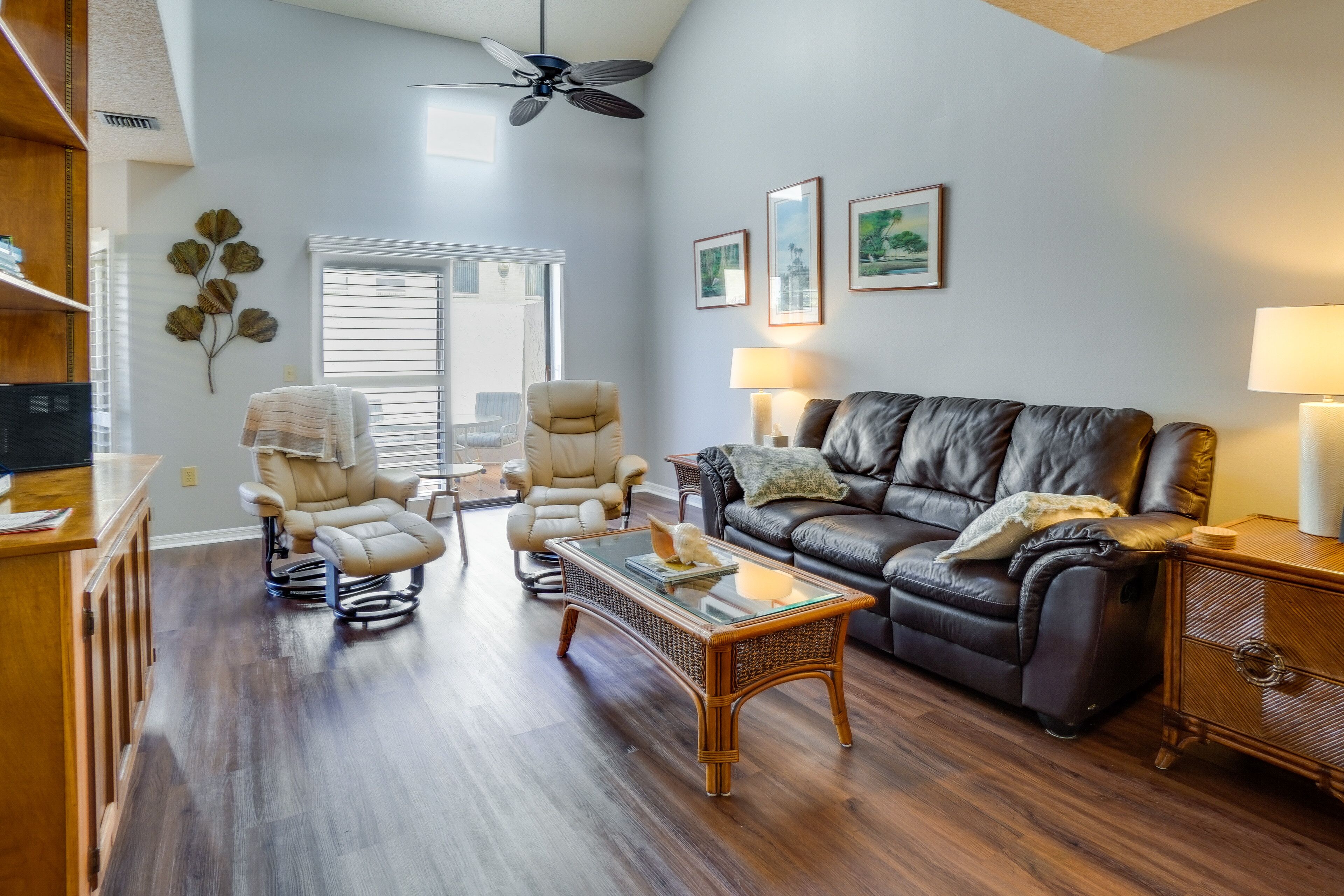 Leesburg Townhome w/ Deck: Walk to Downtown