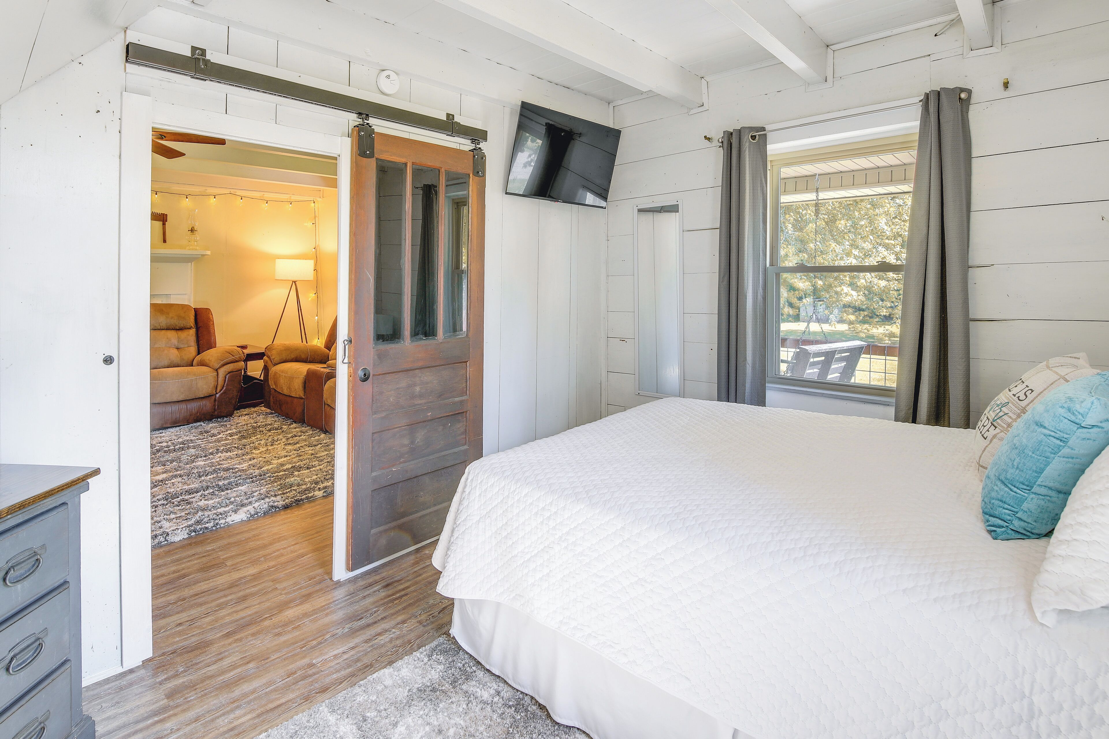 3 bedrooms, desk, iron/ironing board, free internet