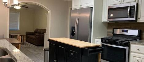 Microondas, horno, parrilla de estufa y lavavajillas