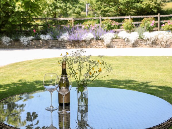 Outdoor dining - Shippon Cottage (Hope Valley)