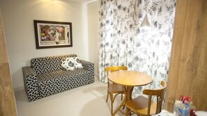 奢華套房 | 起居區 | 29-吋電視，提供有線頻道