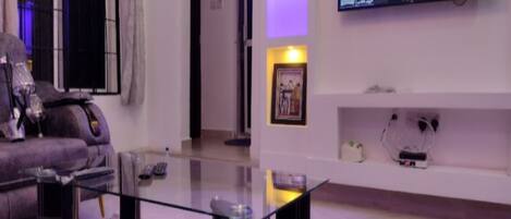 Apartemen Eksekutif | Area keluarga | Smart TV 60-inci dengan saluran TV kabel, TV, dan Netflix