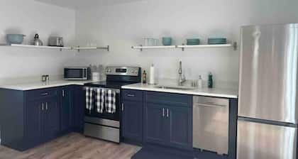 Renovated 2-bed flat w/patio in heart of Bay View