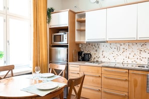 Apartamento standard | Cozinha privada | Geladeira, micro-ondas, fogão, cooktop