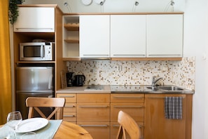 Private kitchen - 2ndhomes Spacious Studio in the Center (Helsinki)