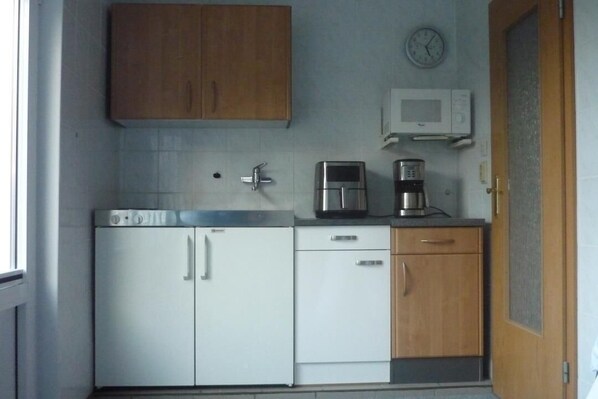 Kühlschrank, Mikrowelle, Wasserkocher mit Kaffee-/Teezubehör, Toaster