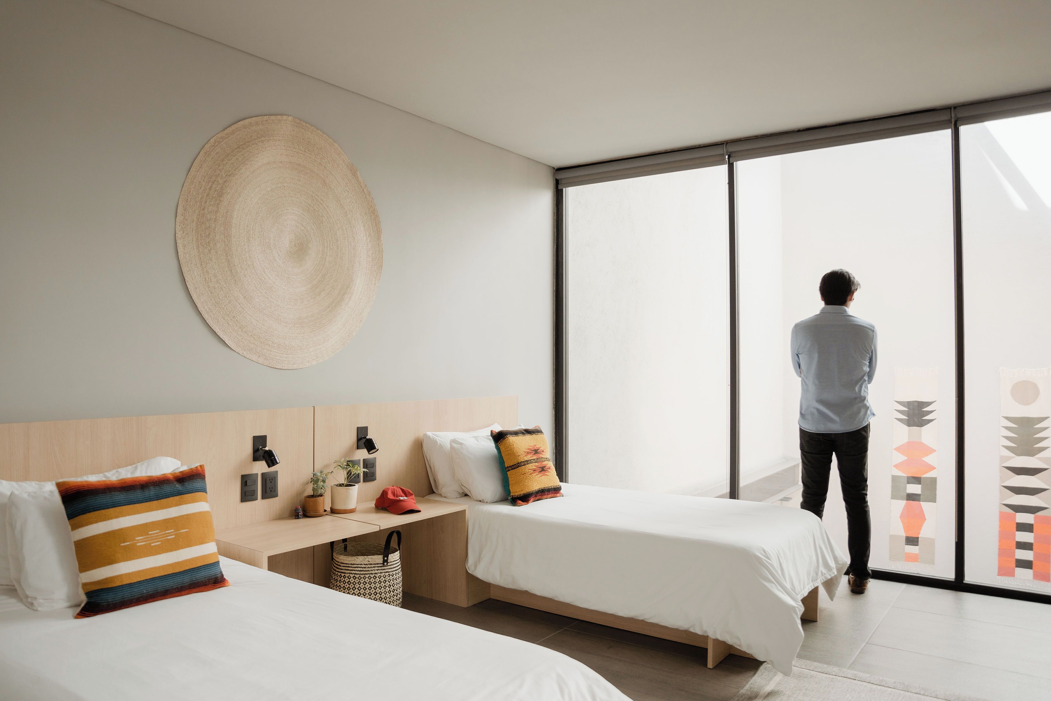 1 habitación, minibar, escritorio y cortinas blackout 