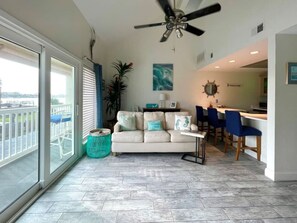 Luokittelematon kuva, 4 kautta 22, painike