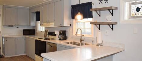 ثلاجة، ميكروويف، فرن، موقد طهي مسطح