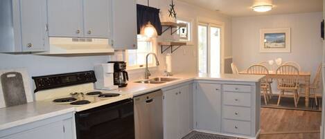 Frigorífico, microondas, horno y placa de cocina