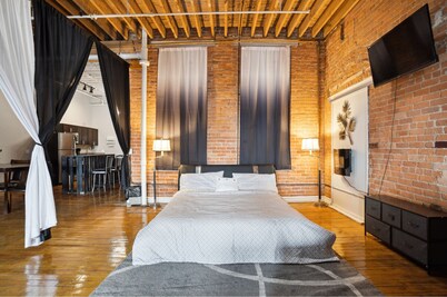 Downtown Detroit Loft - Fully equipped & Absolutely Gorgeous theme by RedAwning