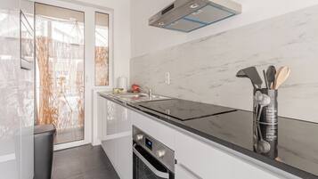 Réfrigérateur, micro-ondes, four, plaque de cuisson