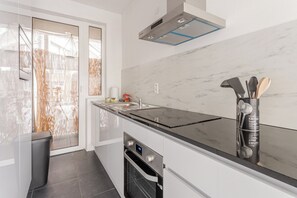 冷蔵庫、電子レンジ、オーブン、コンロ