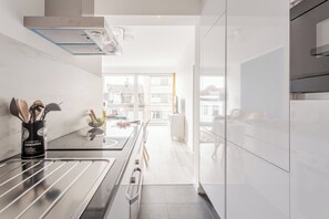 Frigorifero, microonde, forno, piano cottura