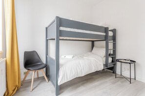 2 室のベッドルーム、アイロン / アイロン台、WiFi (無料)、ベッドシーツ