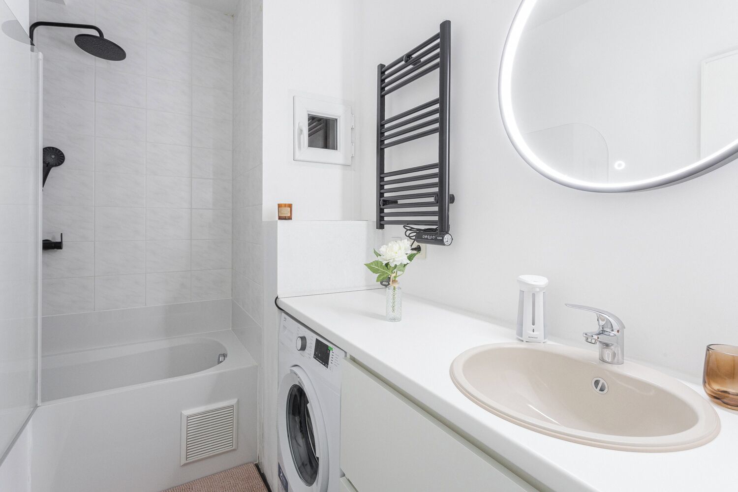 Secadora de cabello, toallas, jabón, shampoo 