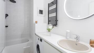 Secadora de cabello, toallas, jabón, shampoo