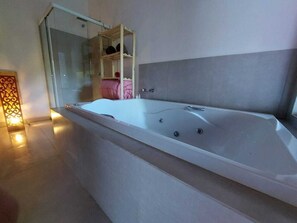 Kamer, 1 twee- of 2 eenpersoonsbedden | Badkamer | Een bubbelbad, handdoeken