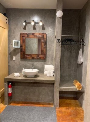 Shower, hair dryer, towels, soap - SUEÑA@TierraAmada-in the heart of the valley 1OF7 (Guadalupe, Ensenada)