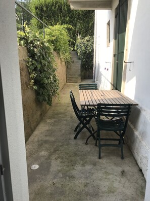 Outdoor dining - IN THE HEART OF THE BASQUE COUNTRY & 20 minutes from the beaches (Halsou)
