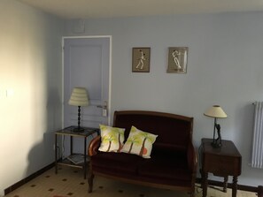 Living area - IN THE HEART OF THE BASQUE COUNTRY & 20 minutes from the beaches (Halsou)