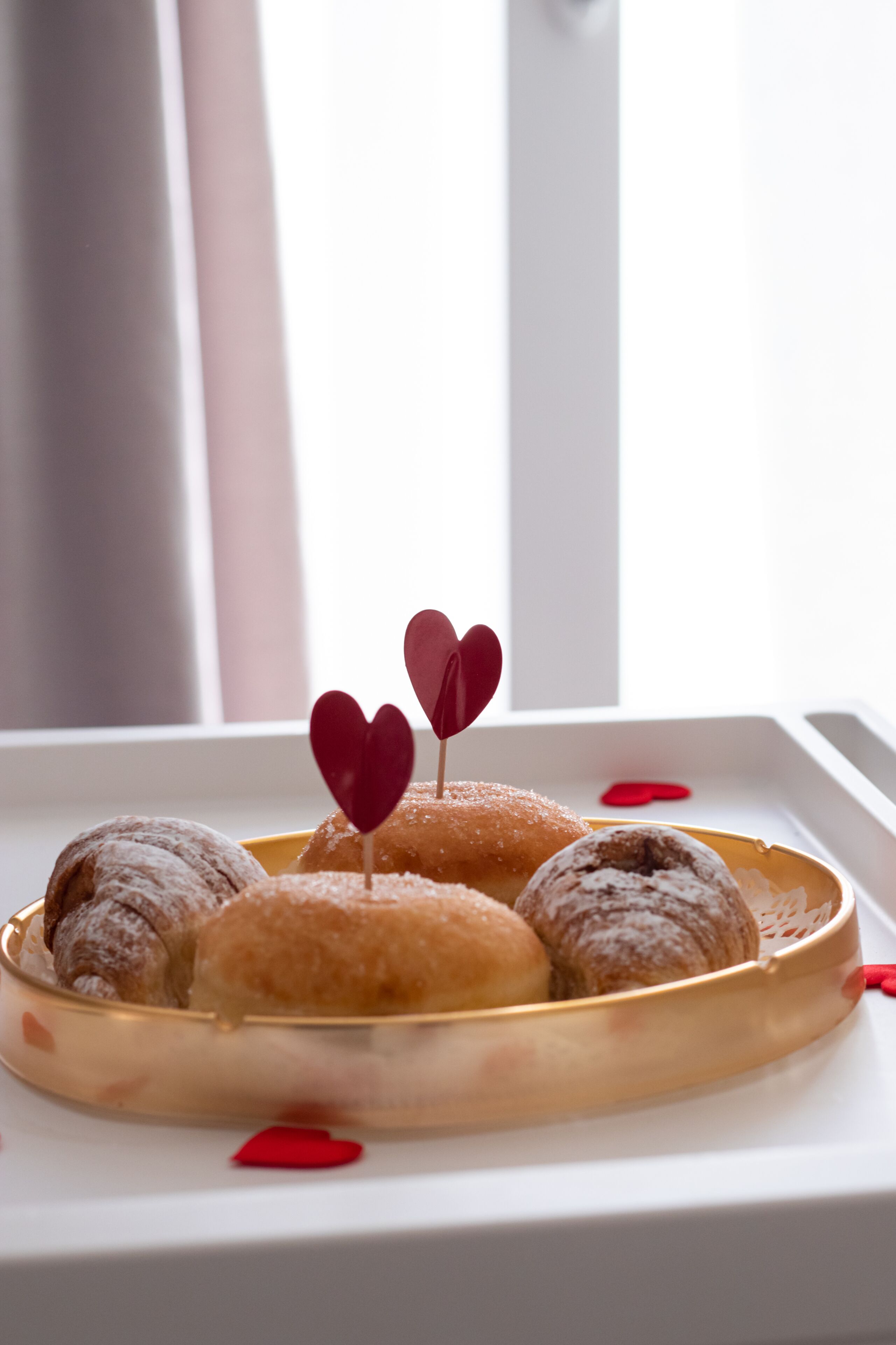 Una bandeja de pasteles con decoraciones en forma de corazón.