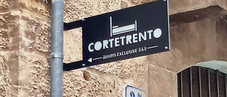 A sign for "CORTETRENTO" indicating rooms exclusive to guests.