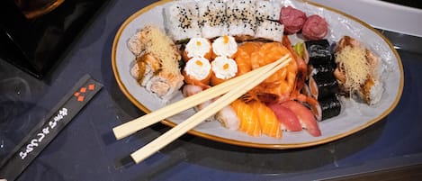 Suite de lujo | 1 habitación, caja de seguridad en la habitación y cortinas blackout