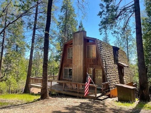 🏞️ Baio Cabin – Rustic Retreat w/ Twain Harte Lake Access & Spacious Deck
