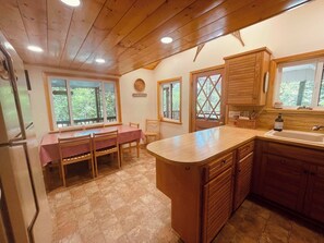 Fridge, microwave, oven, stovetop - 🌲 Dogwood Cabin – Cozy Retreat with Twain Harte Lake Access 🌊 (Twain Harte)