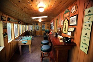 Games room - 🌲 Dogwood Cabin – Cozy Retreat with Twain Harte Lake Access 🌊 (Twain Harte)