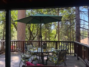 Outdoor dining - Happy Cabin - Twain Harte Lake Access- Remodeled (Twain Harte)