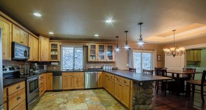 Deer Lodge â Beautiful, Spacious Home with Hot Tub