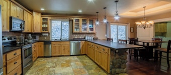 Deer Lodge – Beautiful, Spacious Home with Hot Tub