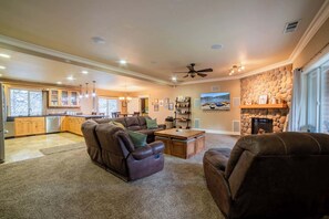 Een televisie en een open haard