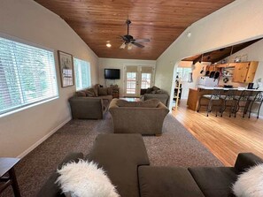 TV, lareira, DVD player