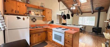 Kjøleskap, mikrobølgeovn, ovn og kokeplater