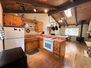 Geladeira, micro-ondas, fogão, cooktop