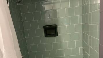 Regadera, toallas, jabón, shampoo
