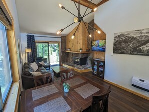 Smart-TV, Kamin, DVD-Player, Bücher