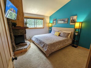 3 chambres, bureau, fer et planche à repasser, lit de bébé portatif
