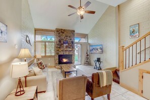 Smart TV, fireplace, DVD player - Private Hot tub, On Bus Routes, A Short Walk from PCMR, 3-Bedroom Condo (Park City)