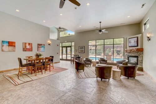 Private Hot tub, On Bus Routes, A Short Walk from PCMR, 3-Bedroom Condo