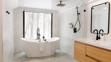 Juniper Cabin Residences | Bathroom | Hair dryer, towels, soap, shampoo